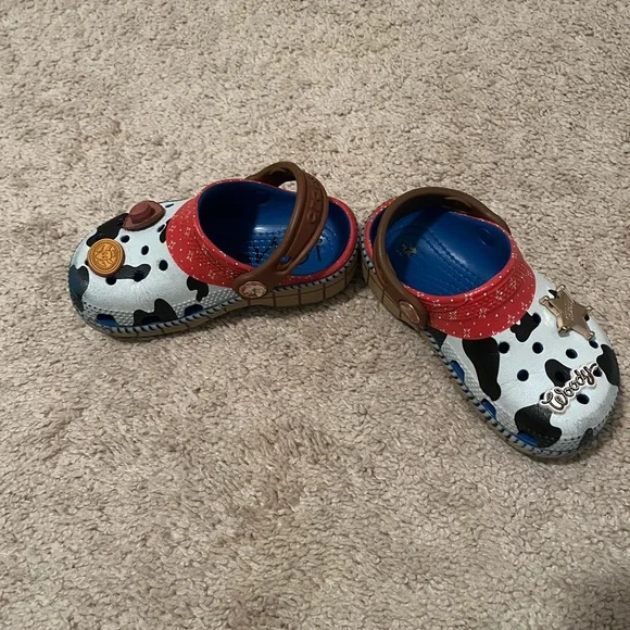 CROCS -Toy Story Woody Design - Picture 2 of 5